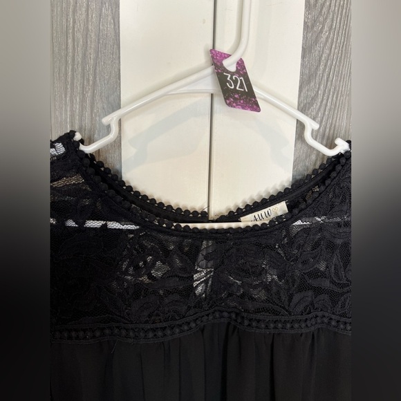 321. As U Wish Juniors' Lace-Trim Shift Dress M - Picture 2 of 5